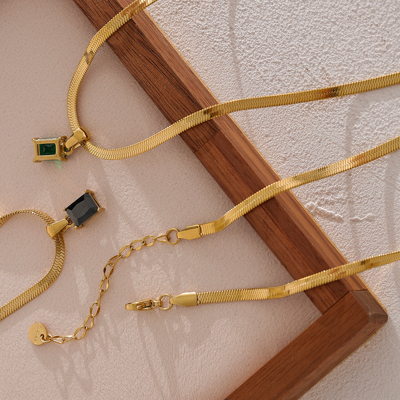 Collier Atlas