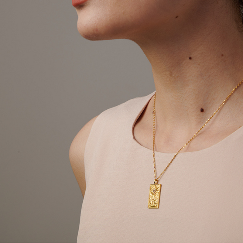Collier Nestor